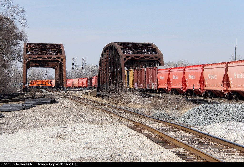 IHB 4010 & 4019 round the curve as the head away with NA10
