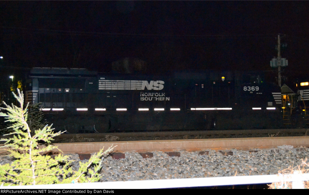 NS C40-9W 8369 trails on 14G