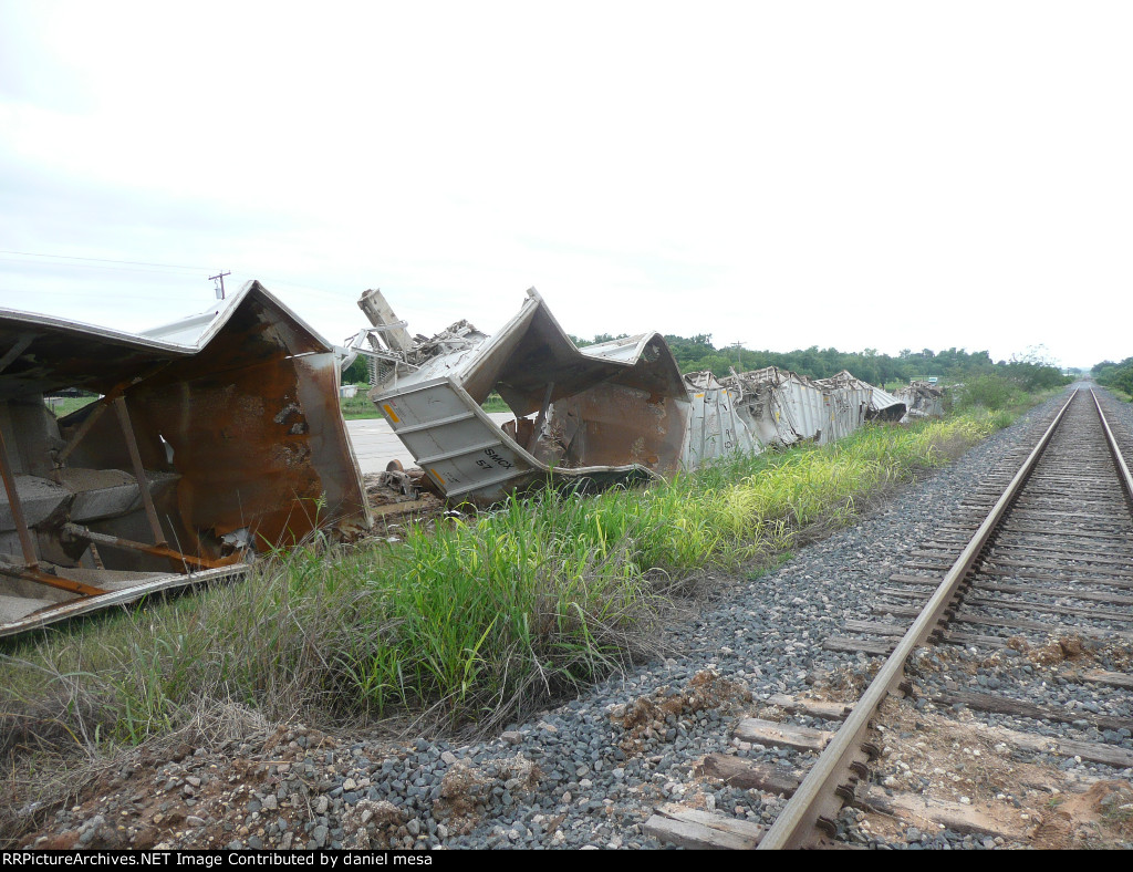 Train car derail in Pleasanton Texas