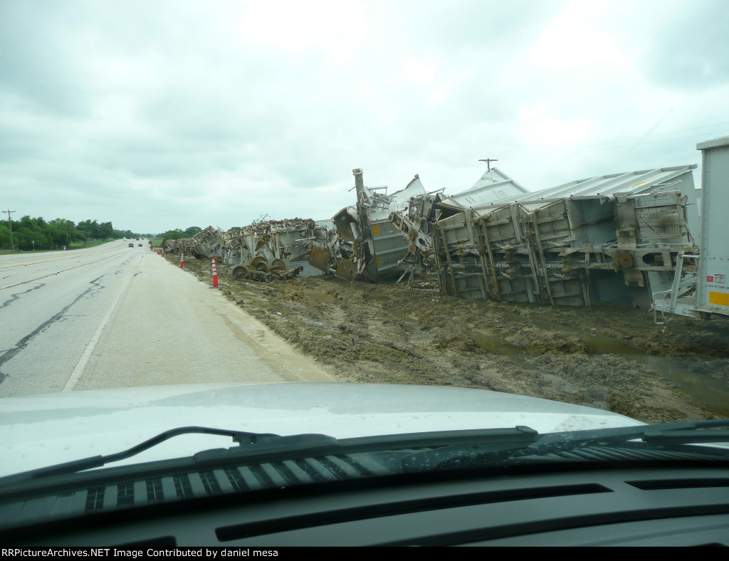 Train car derail in Pleasanton Texas