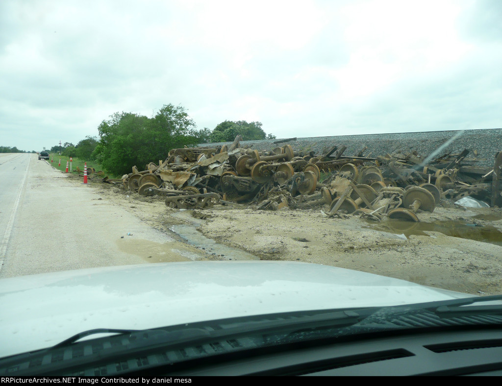 Train car derail in Pleasanton Texas