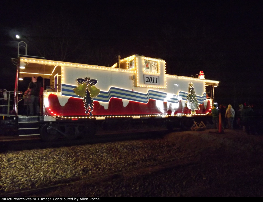peopqe entering train