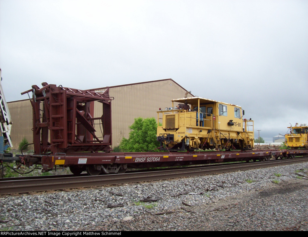 89ft MoW Flat Car With Equipment With The Hydraulic Ramp