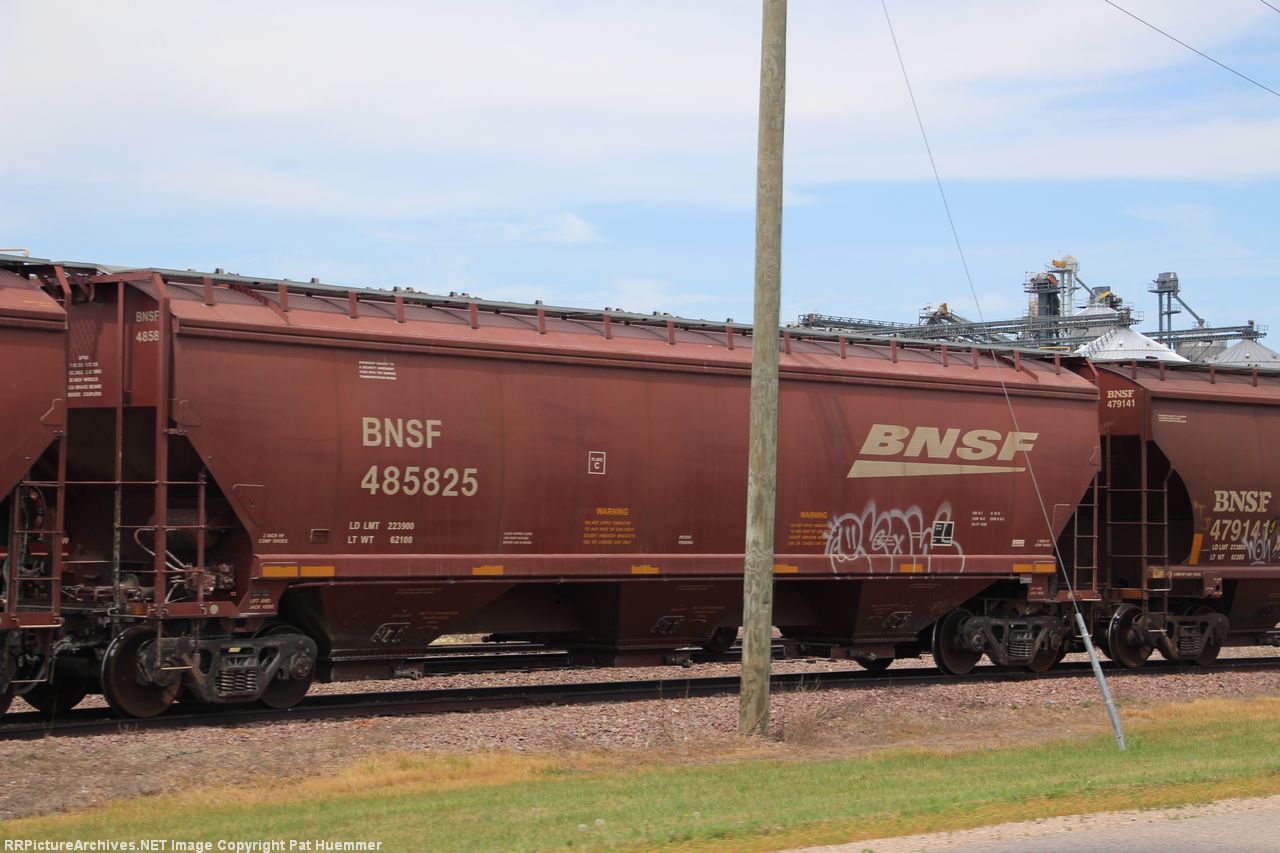 BNSF 485825