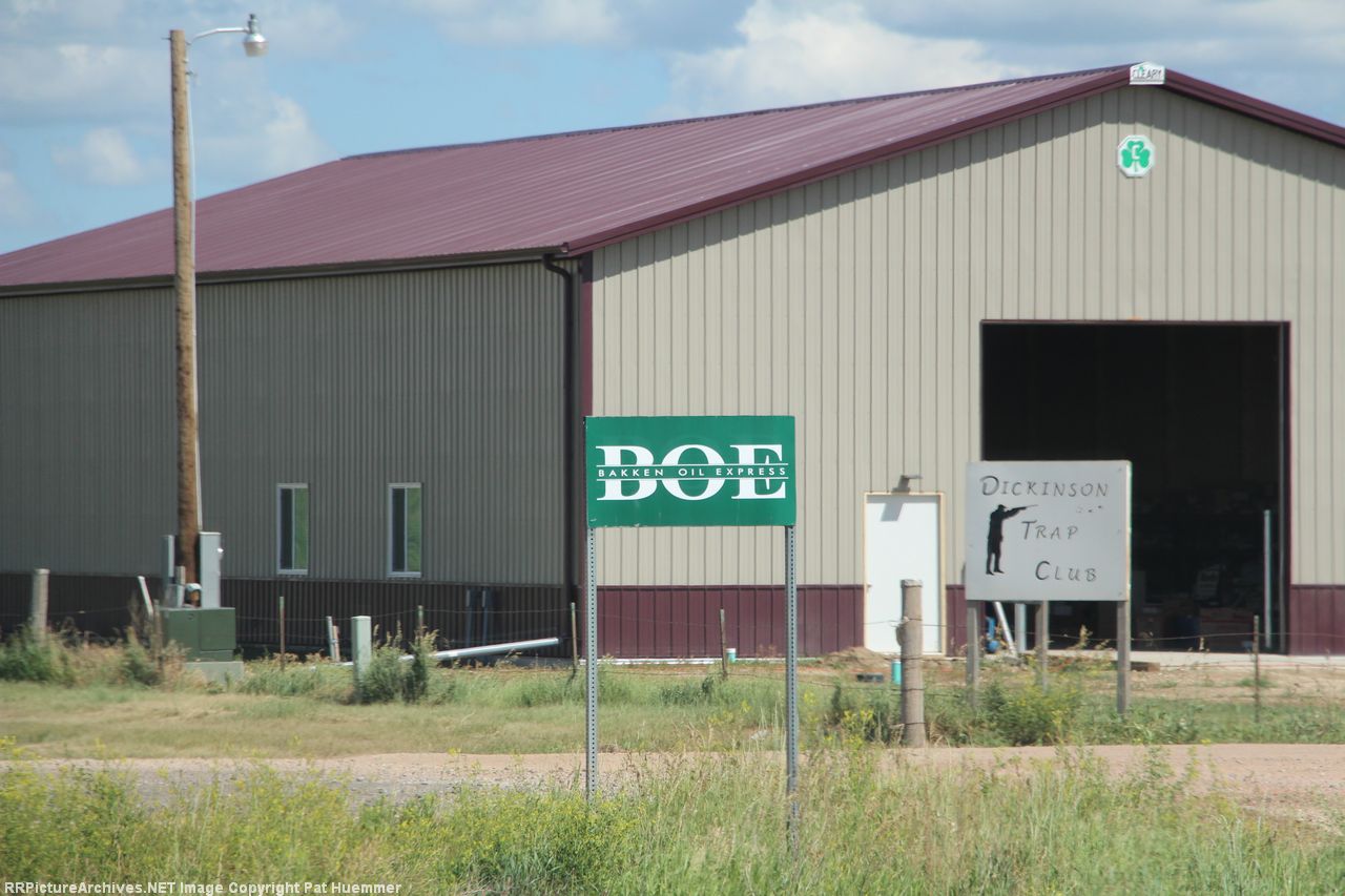 Road sign for the oil loadout