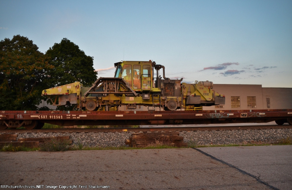 CSX 912562 hosts the ballast regulator temporarily.