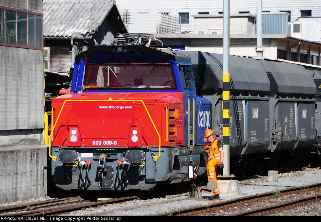 Butler serves two customers - a 23 picture story of 2.5 hours of shunting work.