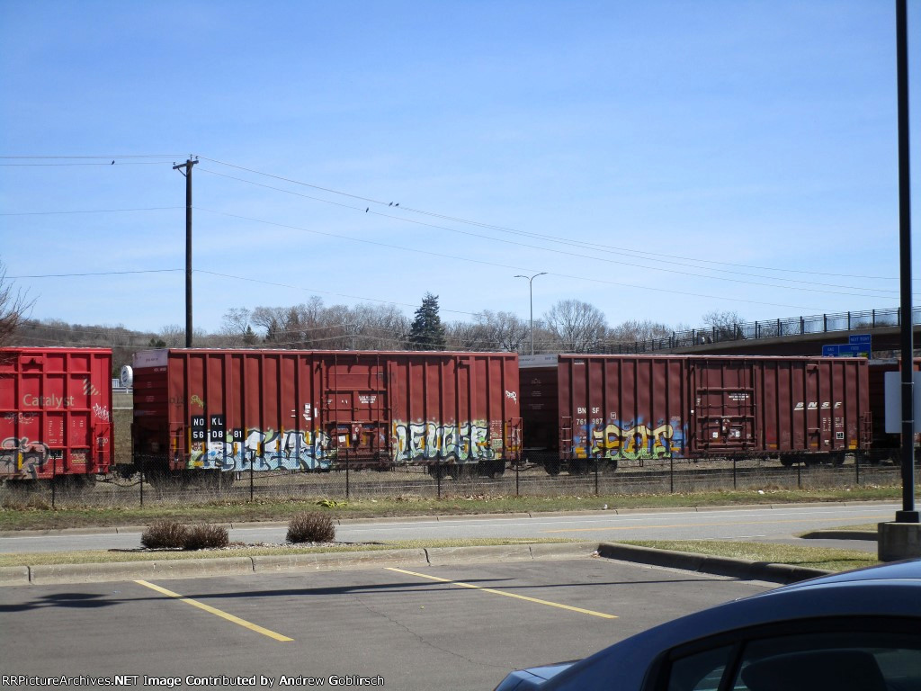 BNSF 761987 & NOKL 560881