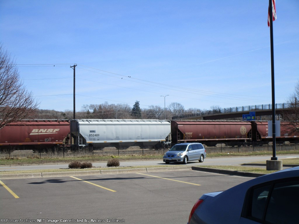NOKL 852489 & BNSF 478474
