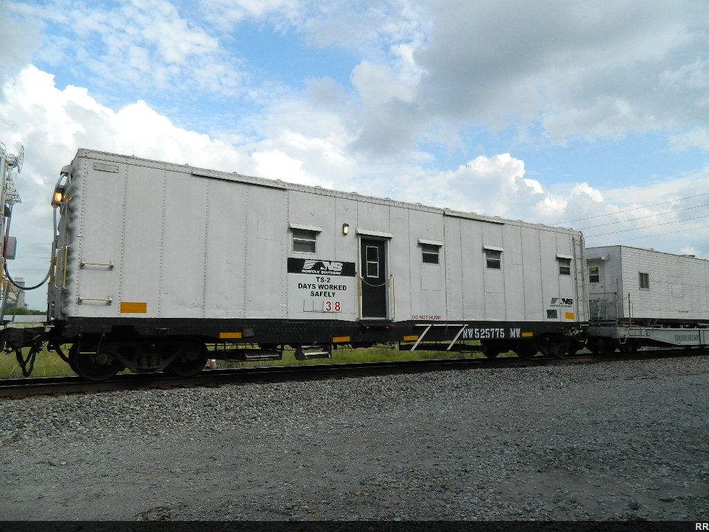 NW 525775(SAFETY OFFICE CAR)