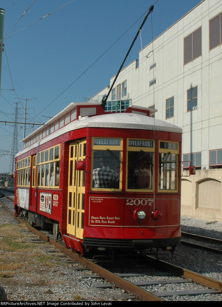 Riverfront Streetcar approaching Canal Street Station