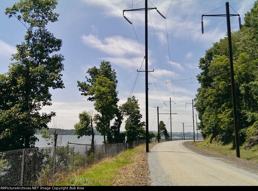 Approacing Turkey Hill with a bald eagle sitting on a Port Road cat pole arm