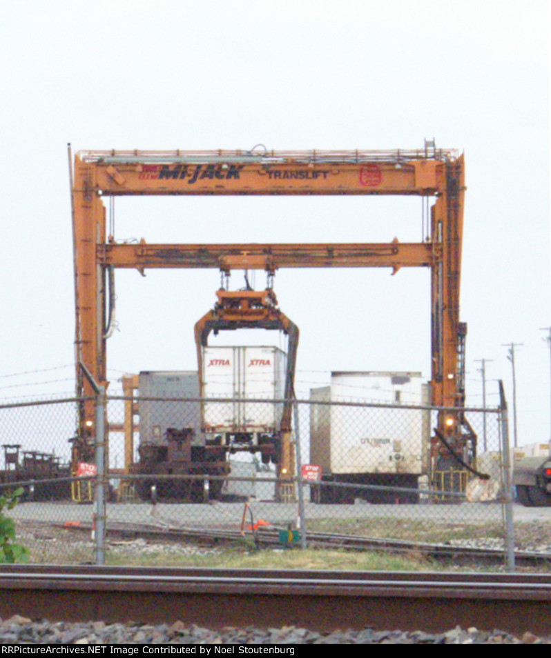 Mi-Jack straddle crane