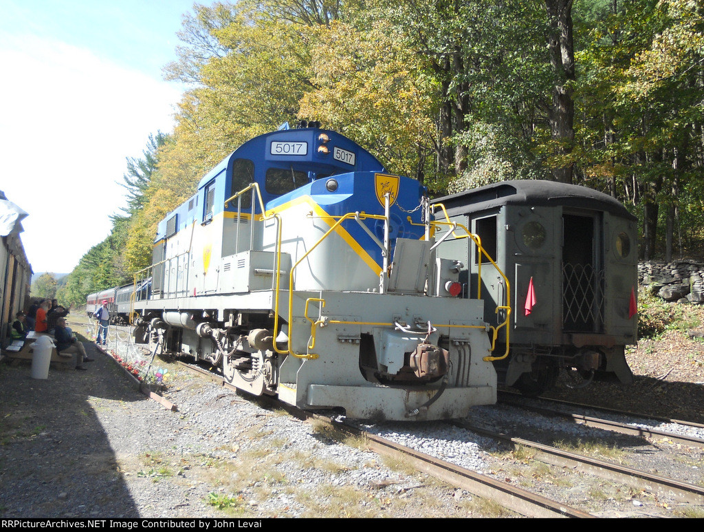 Former D&H Alco Running around the train