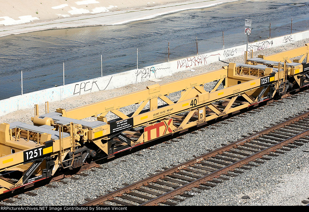 Trailer Train 40' Dynastack 5pack well car.