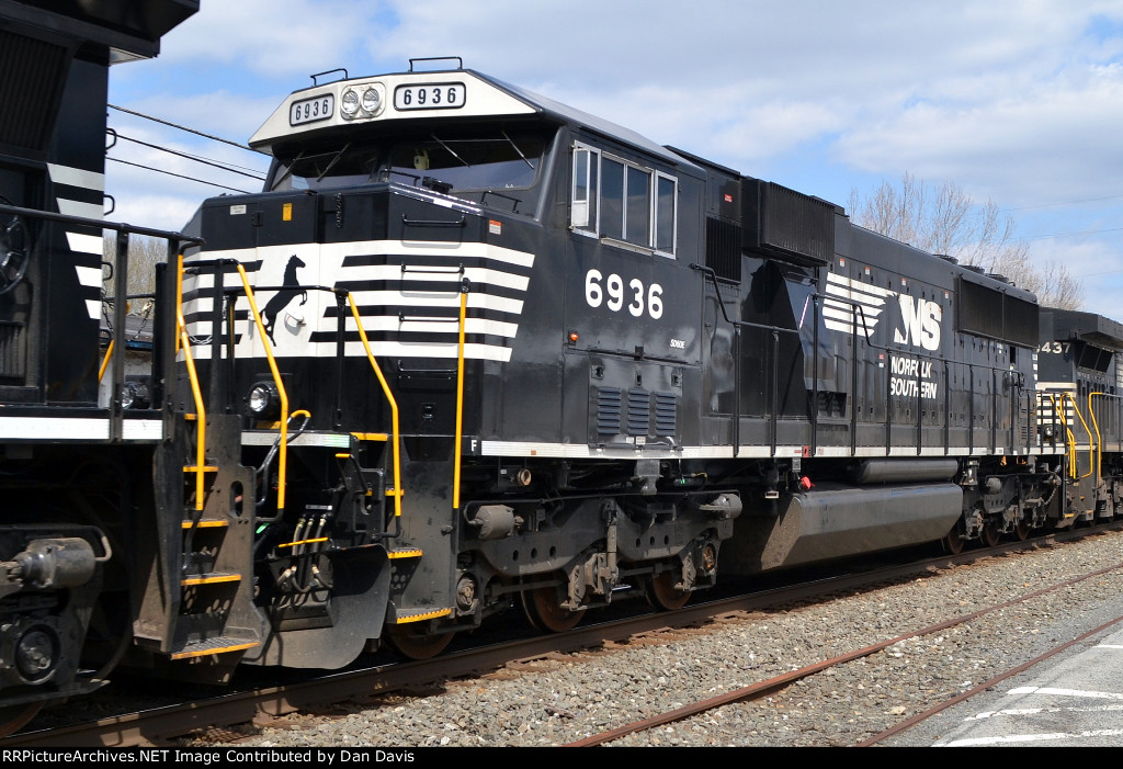 NS SD60E 6936 trails on H68