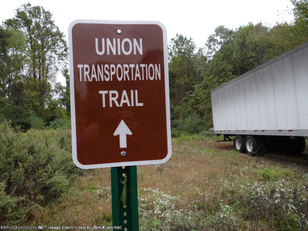 Marked trail to turntable pit