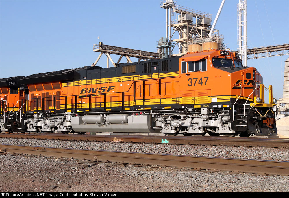 BNSF 3747 Local (!) power.