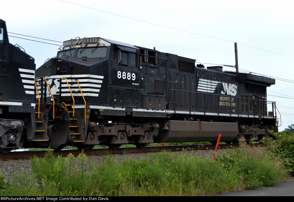 NS C40-9W 8889 trails on 17G
