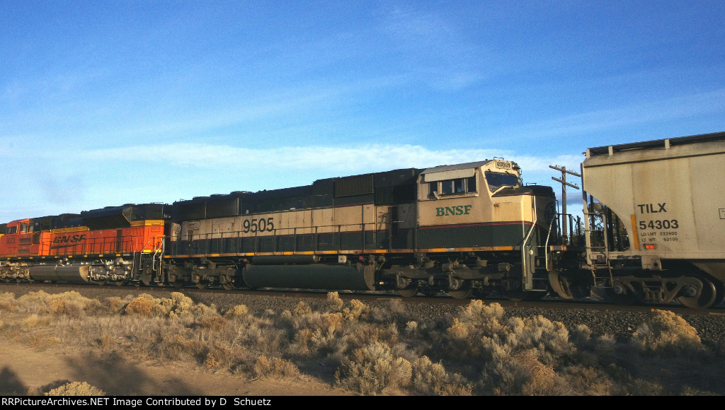 GRINSTIEN 9505 AND BNSF SD-70 on BNSF 5484 South