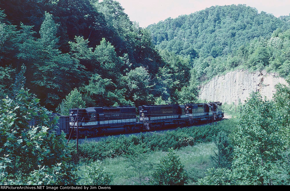 A southbound coal train between Natural Tunnel and Speers Ferry..