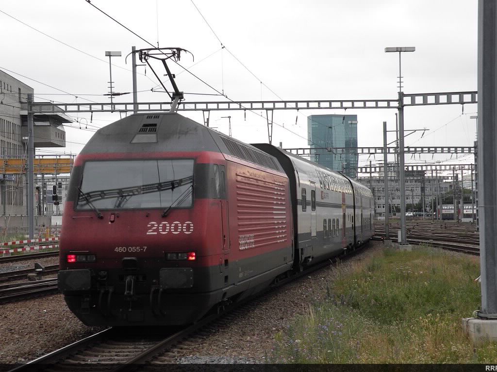 Re460 pusing a double-decker set out of Zurich Main Station.