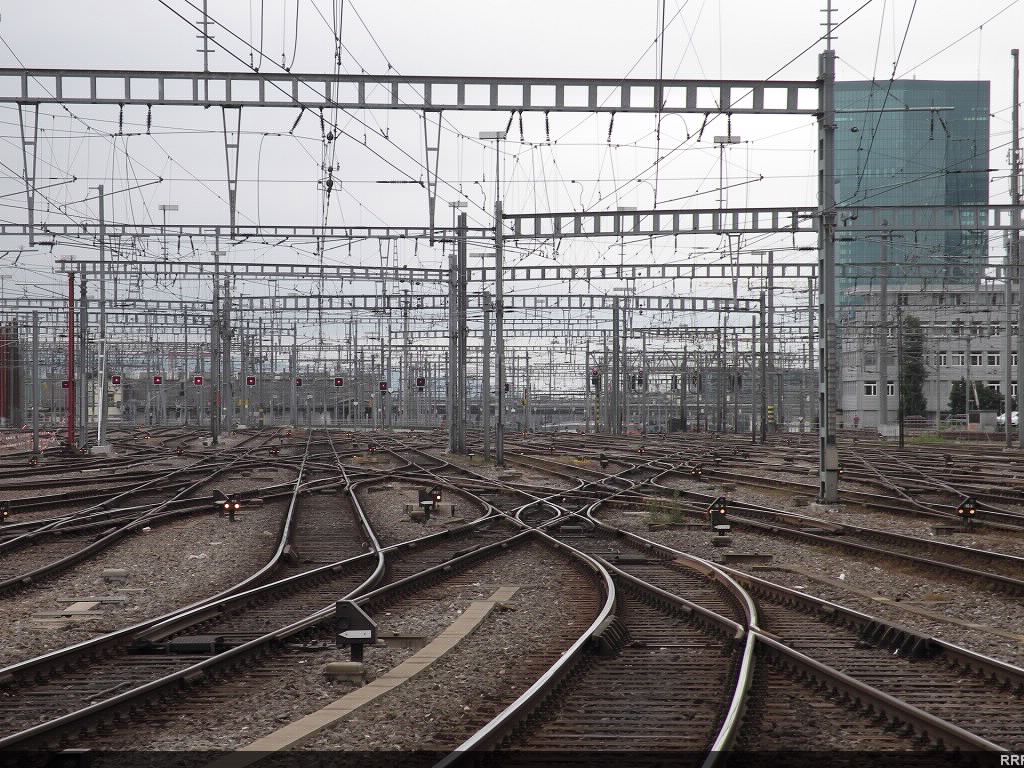 The amazingly complex throat of Zurich Main Station.