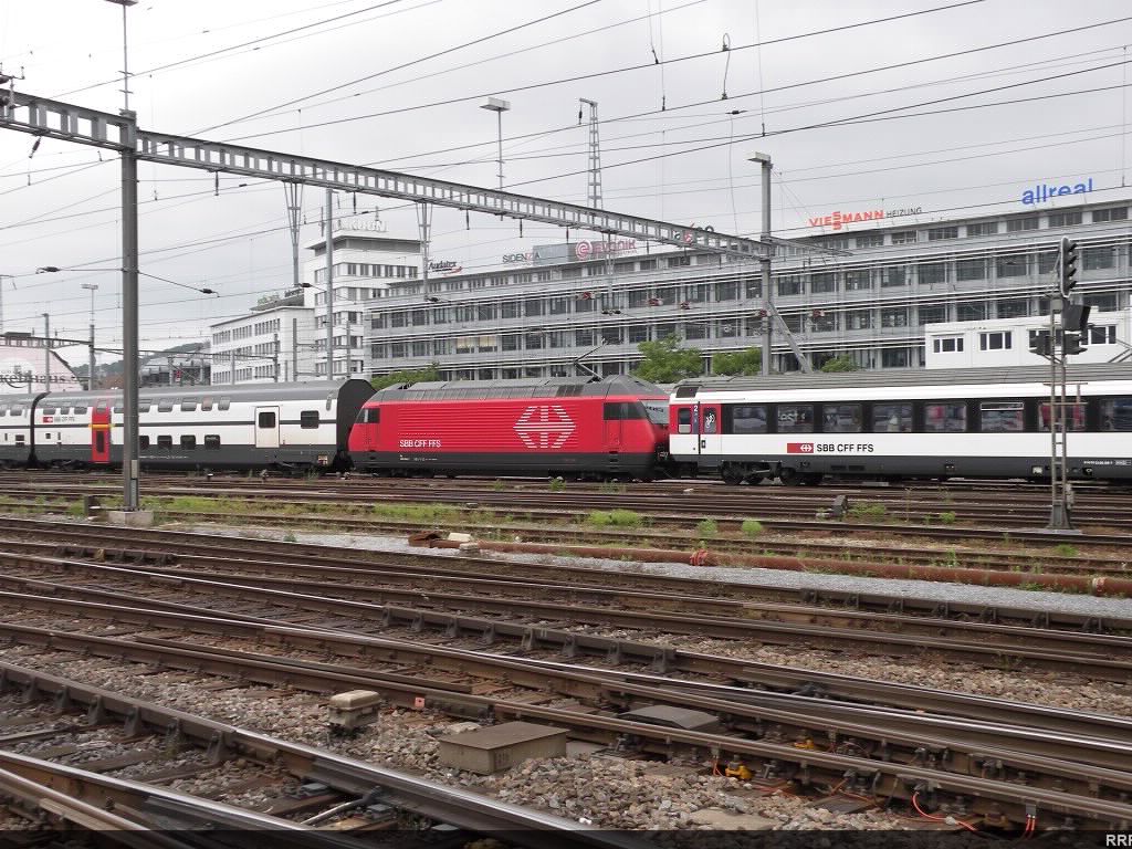 Re460 in the middle of a consist.