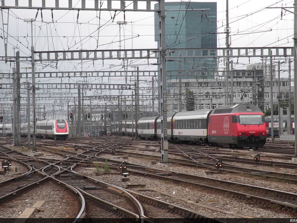 Re 460 on a traditional intercity consist heading out of Zurich Main Station while a newer RABDe 500 Intercity Tilting Train comes in. 
