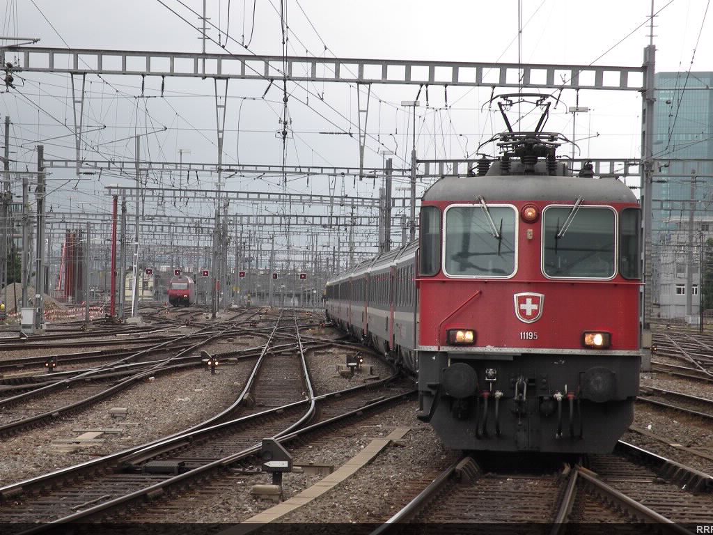 Re 4/4 coming into Zurich Main Station. 