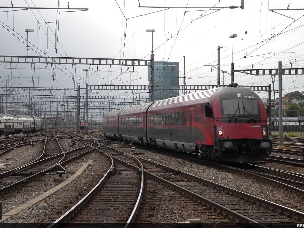 Railjet Set weaving its way into Zurich Main Station. 