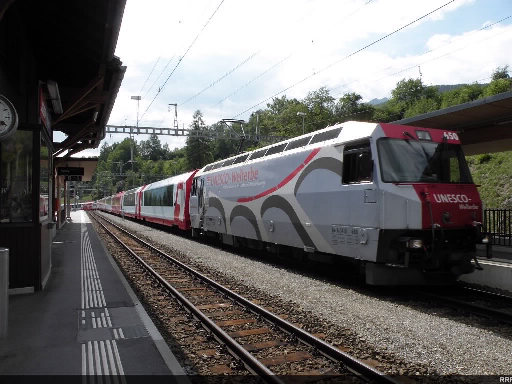 The famed and very long Glacier Express passes through Filisur without stopping behind a Ge 4/4 III. 