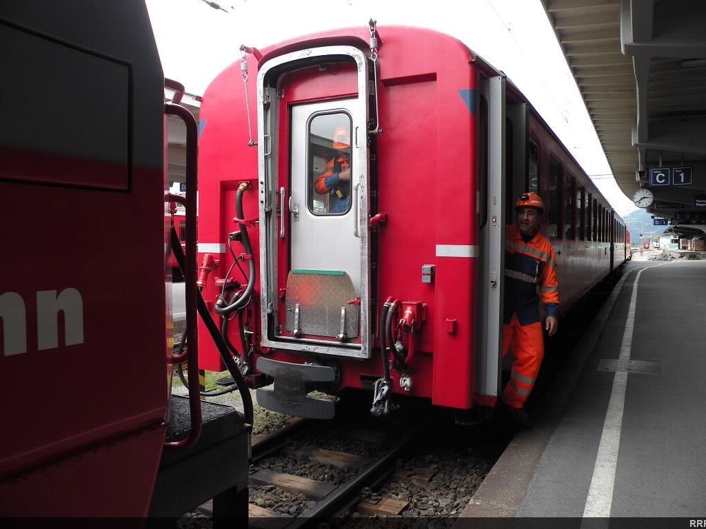 Coupling some extra cars to the Landquart bound train.