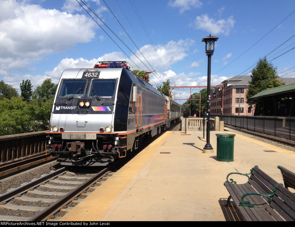 NJT ALP46 and Comet Set heading westbound