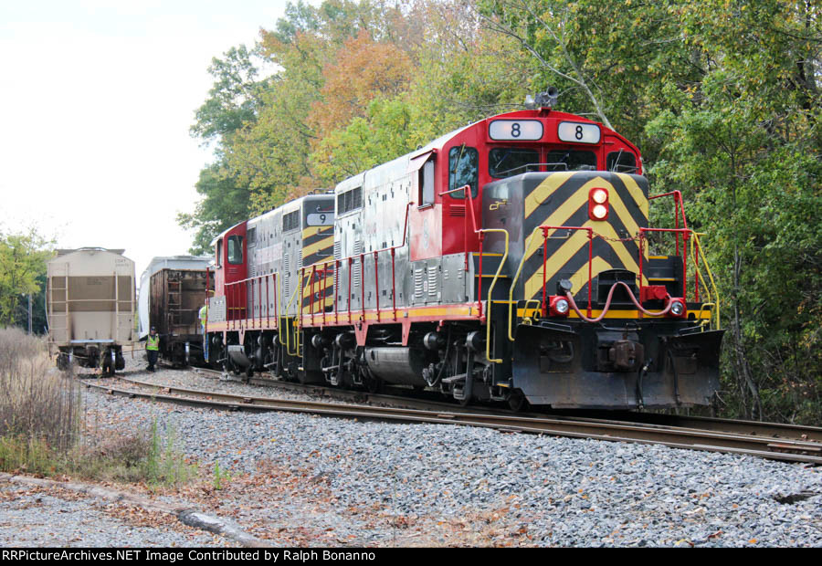 Buckingham Branch local sets out cars on the siding in town