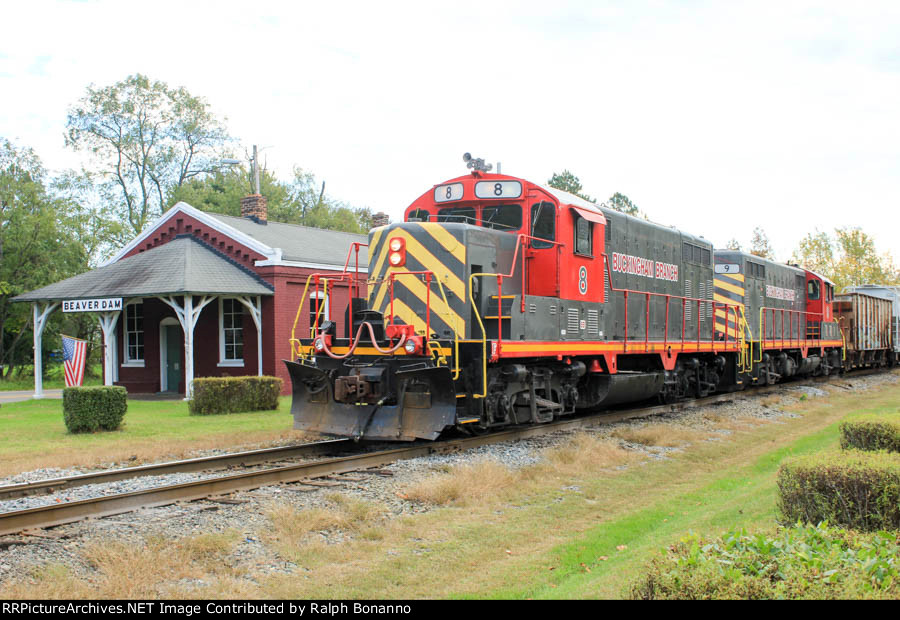Buckinghasm Brang GP 16's lead a westbound past the station