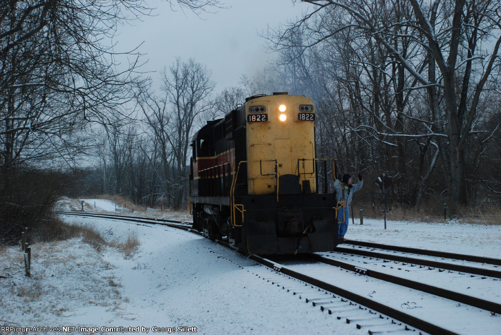 Using hand signals Brakeman Regis guides 1822 to a tie on the north end.