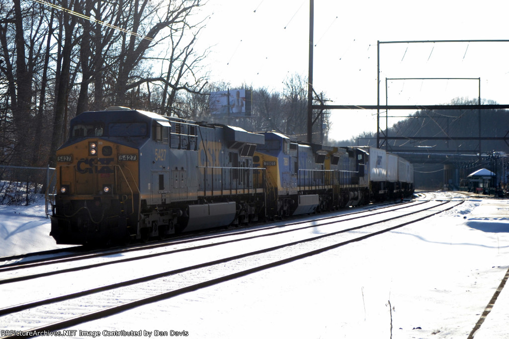 CSX ES40DC 5427 leads Q032-17