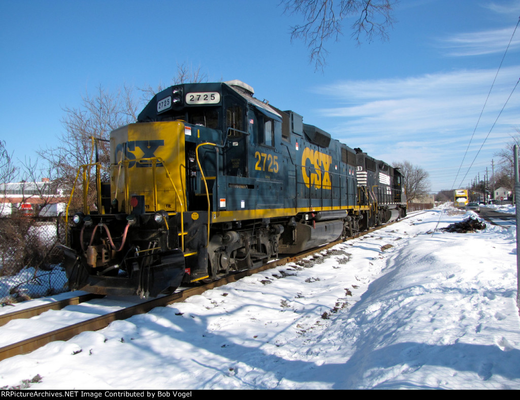 CSX 2725 and NS 5219