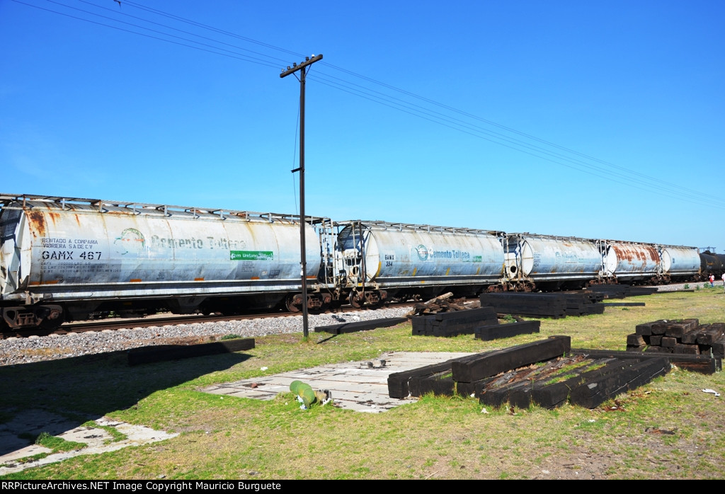 GAMX Covered Hoppers on the yard