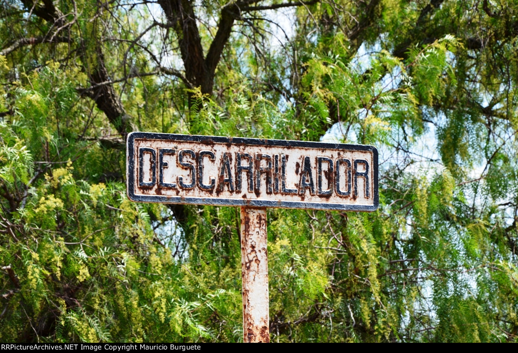 Derailer sign in Tepa