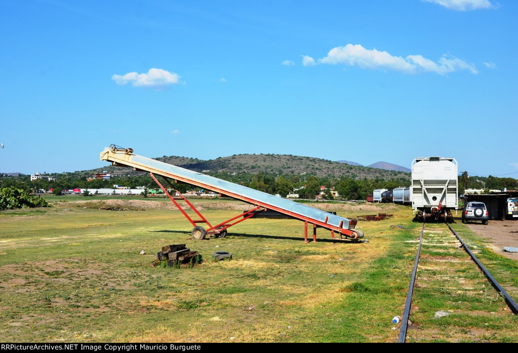 Grain conveyor next to the tracks at San Agustin yard