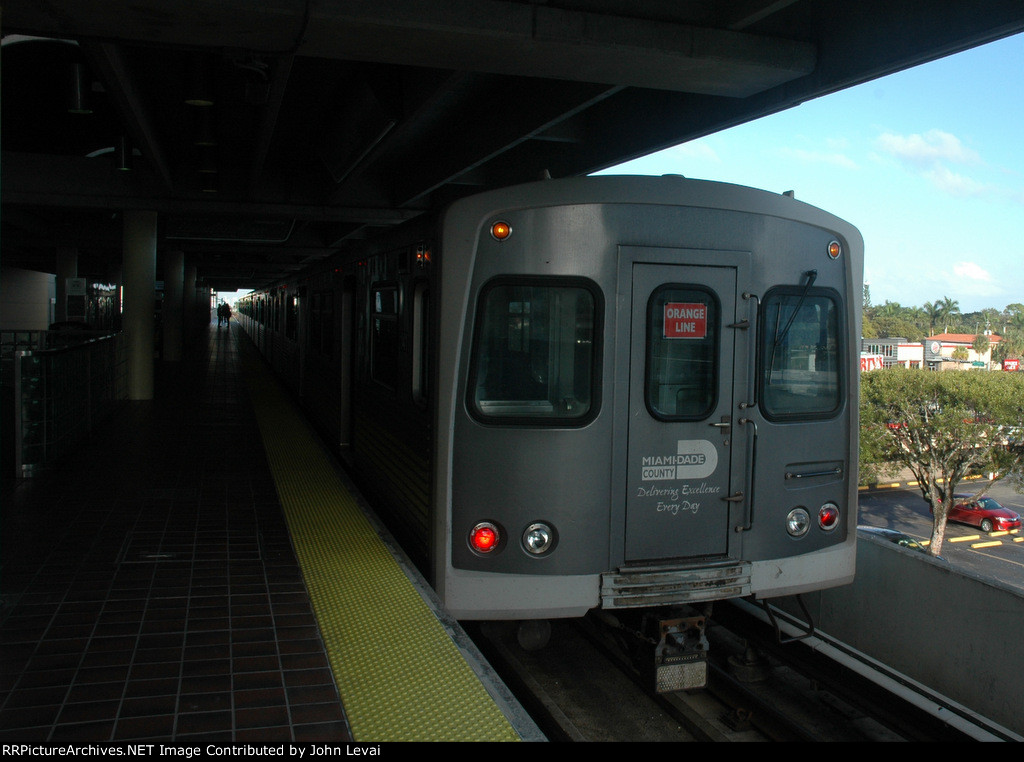 Metrorail at Dadeland South Stationlooking north