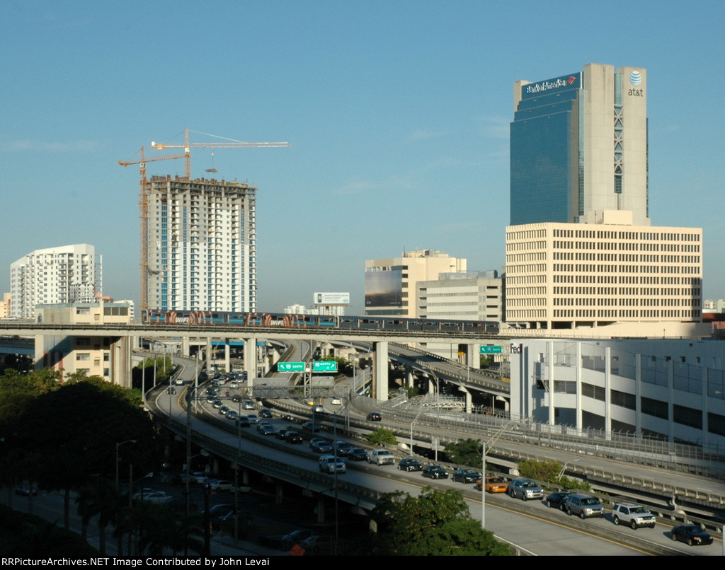 metrorail-in-downtown-miami