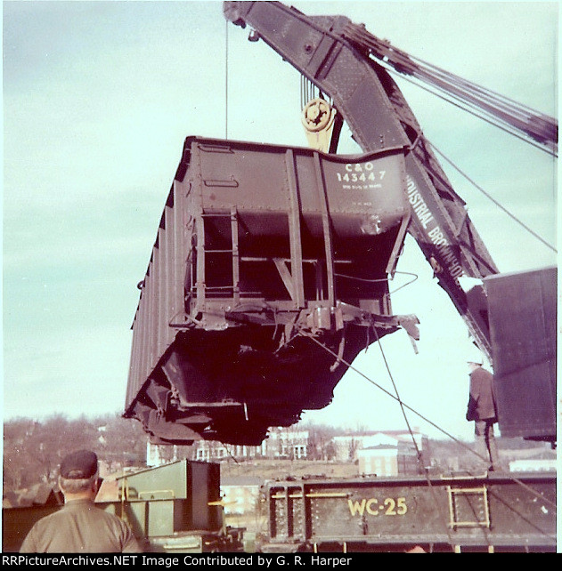 Suspended hopper car body