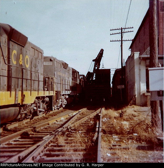 The hopper car body loading process seen from a distance