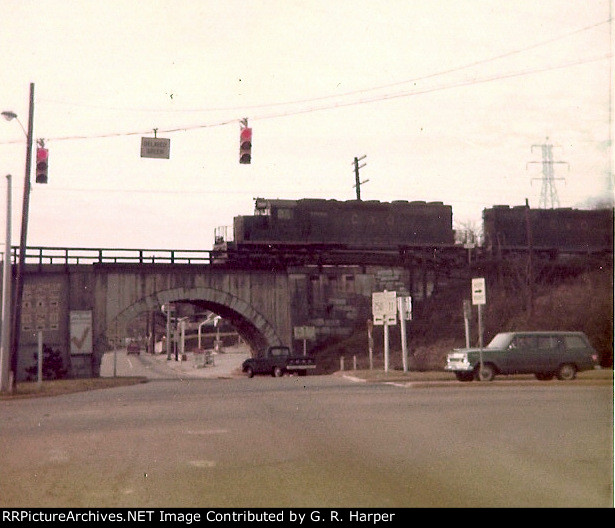 Eastbound train crosses over Greenville Ave in Staunton, VA