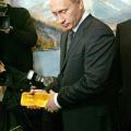 1218625804-putinwithgoldbar