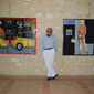 L'artiste avec ses peintures.