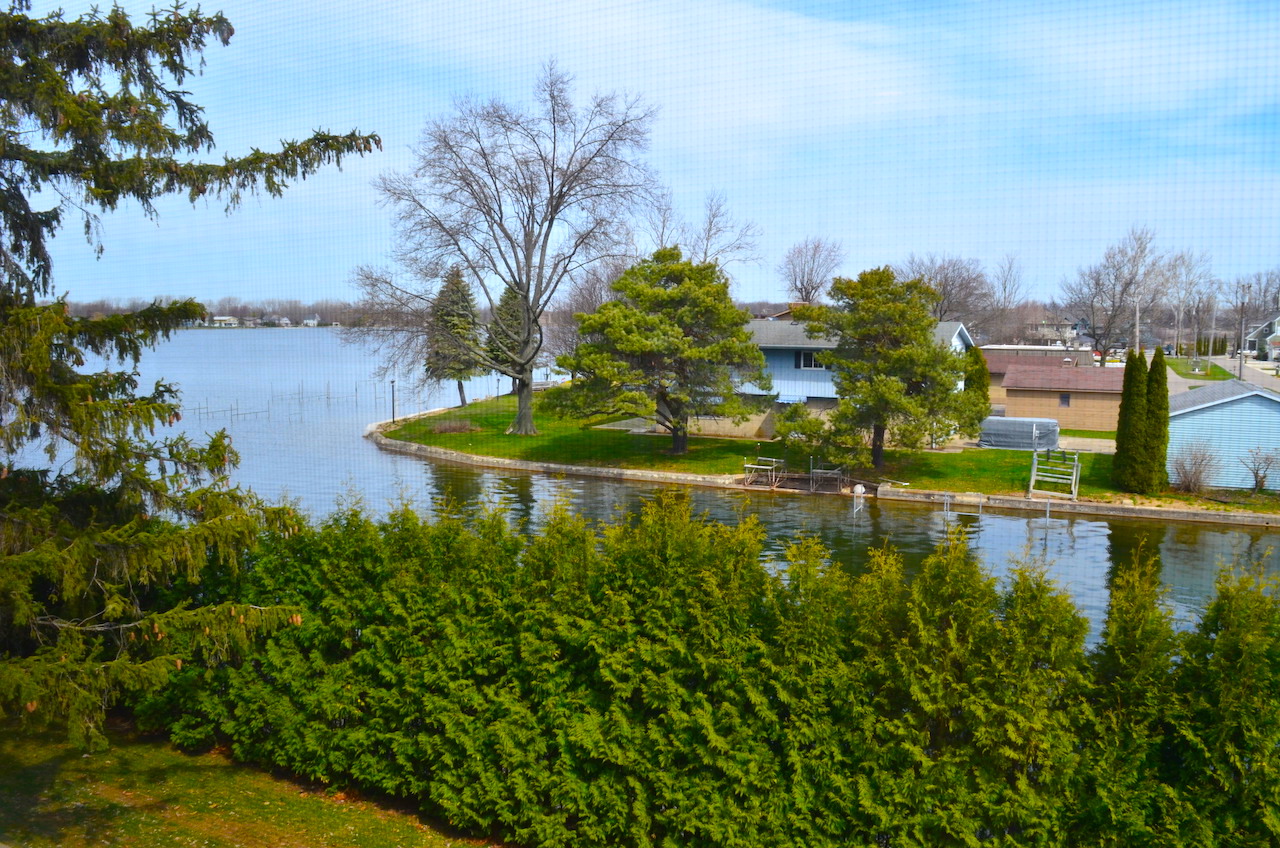 Beautiful 7000 sf home with 2 acres on Lake Wawasee Scheerer